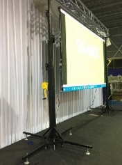 Velkoplošná LED obrazovka set 3x4 m, P3.91, úhlová, Nova