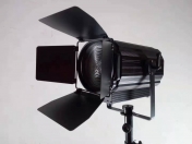 Fresnel LED reflektor 200 W,bílá+teplá bílá,motor zoom 15-55°,DMX
