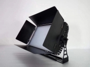 Výkonný LED reflektor 600 W, 90 CRI teplá+studená bílá, DMX
