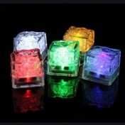 Svíticí LED kostka do vody